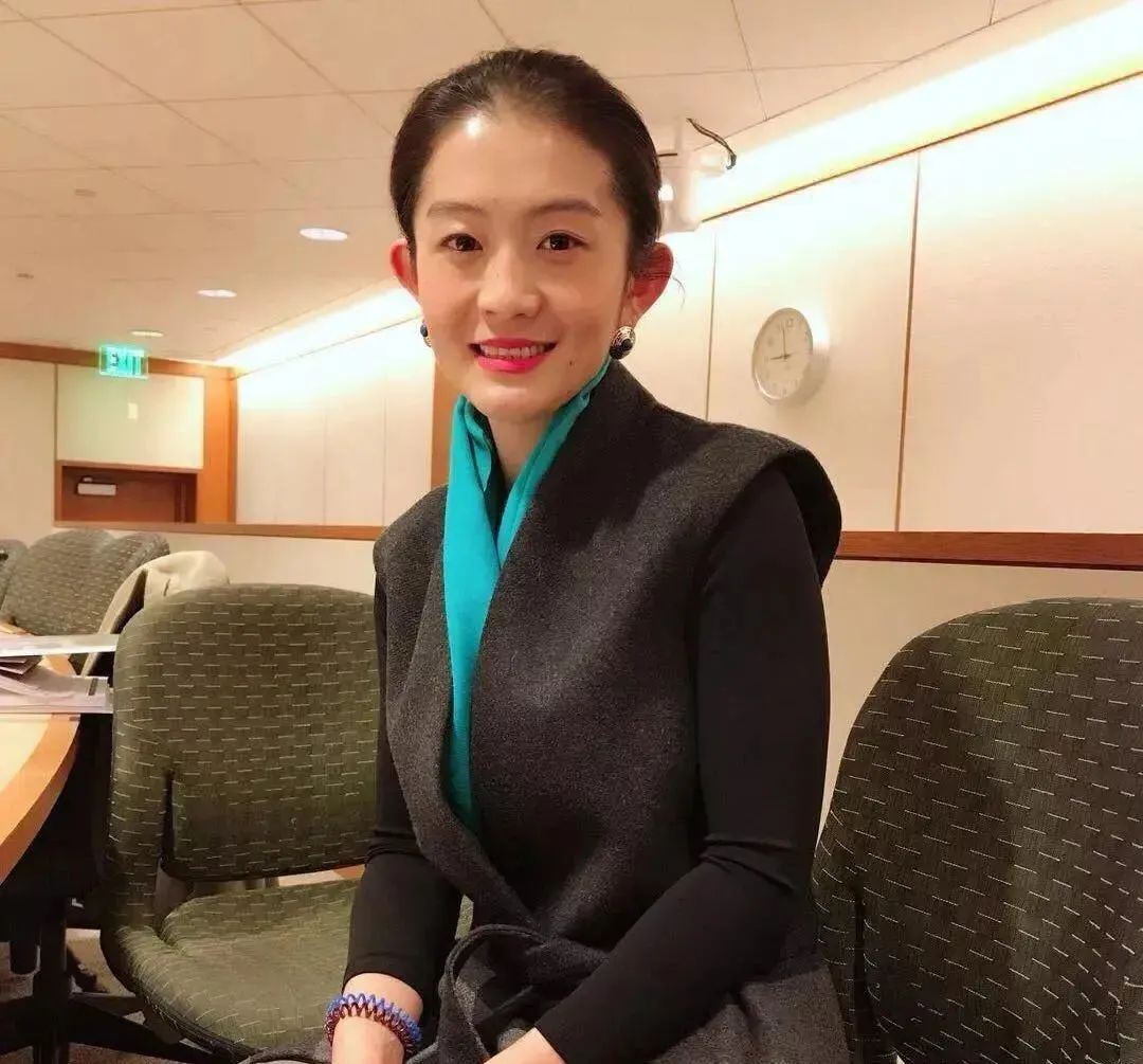 这名女子叫 shelly wang王喆,自2015年3月以来她担任比尔·盖茨
