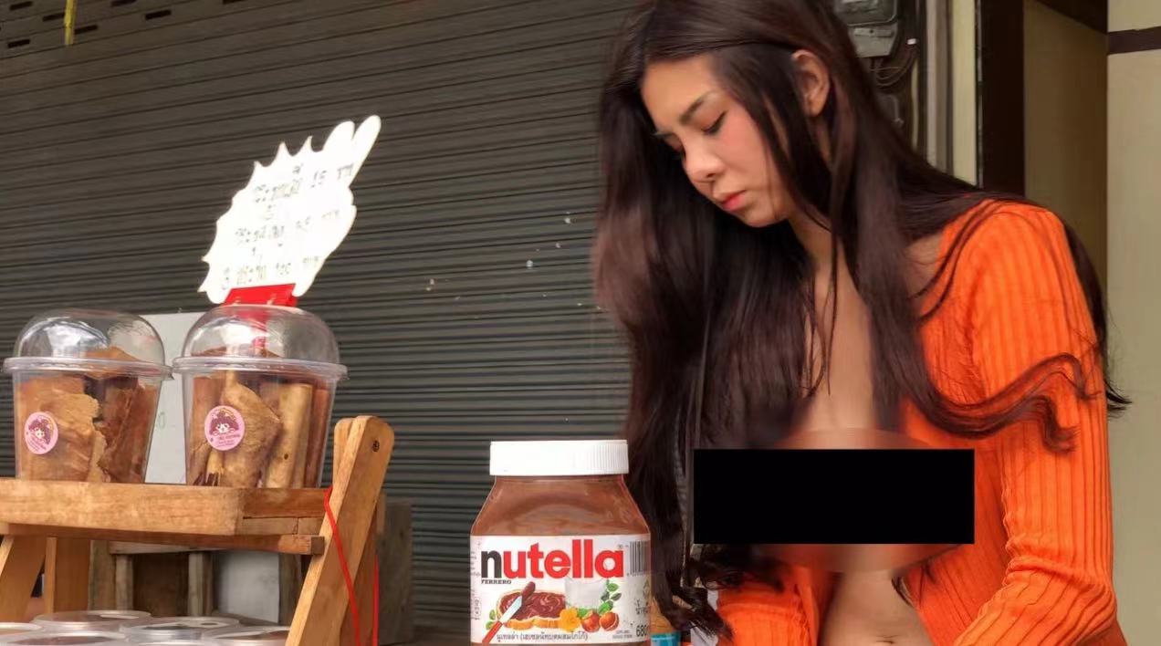 泰国美女街头无“罩”半裸卖煎饼！新加坡也出现过~