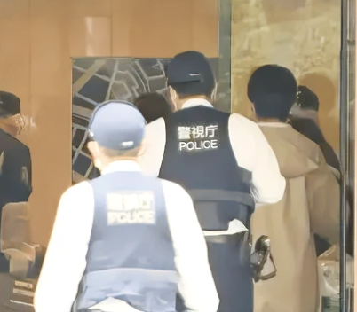 遭遇5名劫匪入室抢劫，这名中国男子用剪刀“反杀”歹徒！