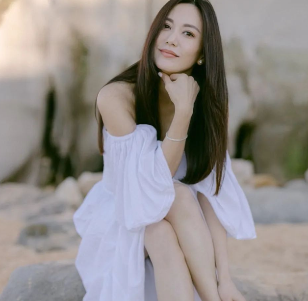 这位新加坡籍女星曾火遍中国！最红时退圈嫁给洋老公，大她11岁！