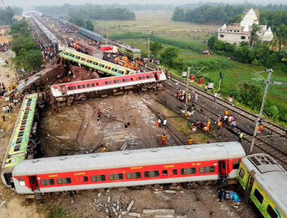 印度本世纪最严重火车事故！车厢脱轨、伤亡上千！赔偿金曝光