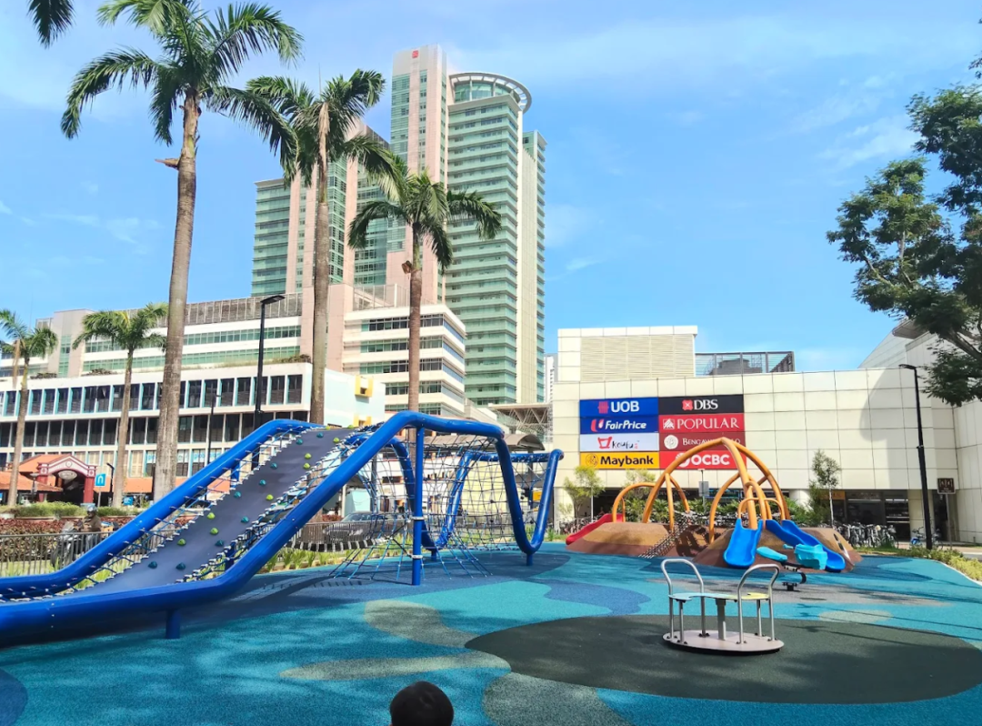 大巴窑中央游乐场：水戏区的休闲广场