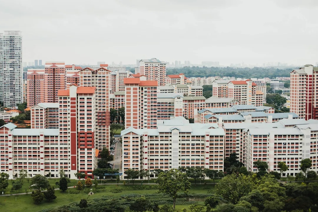 在新加坡买房，应该通过HDB贷款还是银行贷款？