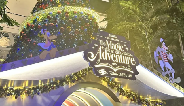 新加坡全岛最梦幻圣诞开幕！樟宜机场变身迪士尼游乐园！