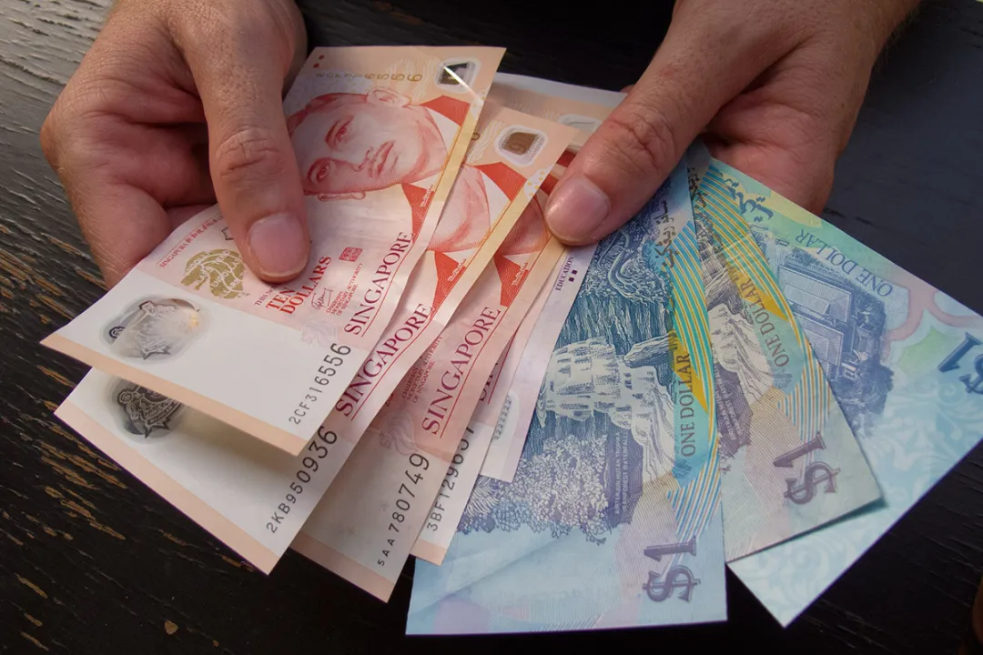 新加坡利率将出现大幅波动！华侨银行利率再降！本地14家银行定存收益接近1%！