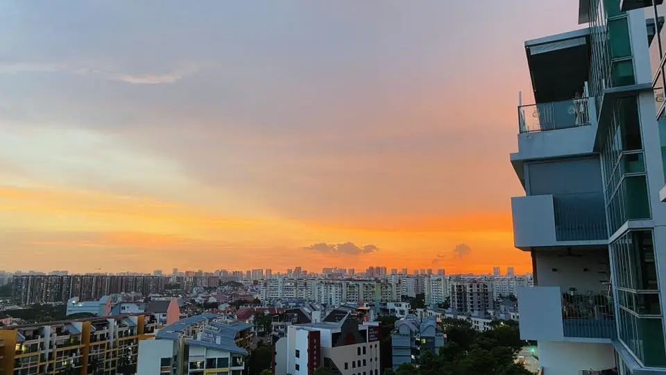 可能是包含下列内容的图片：云、黎明、摩天大楼和地平线