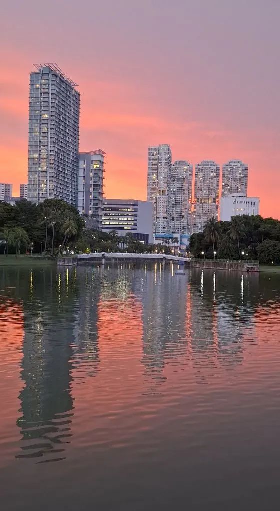 可能是包含下列内容的图片：湖泊、黎明和摩天大楼