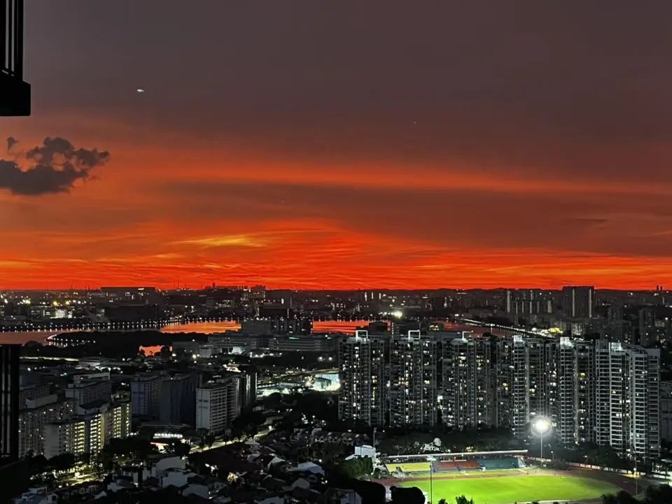 可能是包含下列内容的图片：黎明、摩天大楼、地平线和云