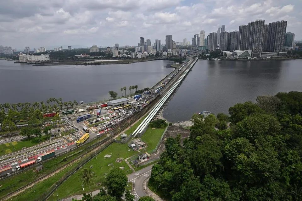ST20240315_202486187637/ilwoodlands17/Shintaro Tay/ Isabelle Liew/ 2024 年 3 月 15 日拍摄的马来西亚和新加坡长堤周边地区的景色。作为将兀兰检查站扩建至其面积五倍的工程的一部分，到 2029 年将填海造地约 44 公顷。裕廊集团表示，将在马来西亚和新加坡长堤西侧填海造地约 34 公顷，东侧填海造地 10 公顷。虽然该报告研究的填海面积较大——西侧 36.4 公顷，东端 30.2 公顷——但裕廊集团表示，它决定缩小填海面积以尽量减少对环境的影响，并尽量拉大万礼红树林和滩涂公园与填海土地之间的距离。两岸填海工程暂定于2024年第三季展开，预计2029年完成。