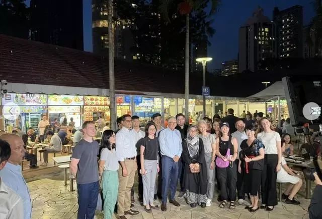 比尔盖茨来新加坡也要吃食阁，排队拼桌吃榴莲，超接地气| 狮城新闻| 新加坡新闻