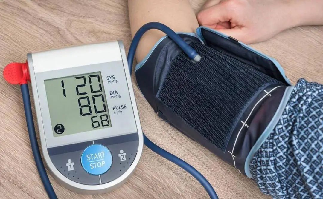 什么时间量血压最准？医生忠告：有3个最佳时间，许多人或白测了_测量_食物_影响